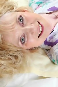 a damsel sucking a dude on the bed and giving him an thick bootie